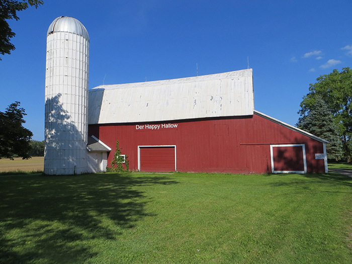 Photo of the barn and silo at Der Happy Hallow